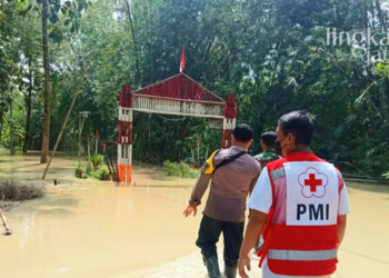 EVAKUASI: Relawan sedang membantu evakuasi warga di sekitar bantaran Sungai Serang, Desa Cingkrong, Grobogan pada Selasa (15/3). (Muhamad Ansori/Lingkarjateng.id)
