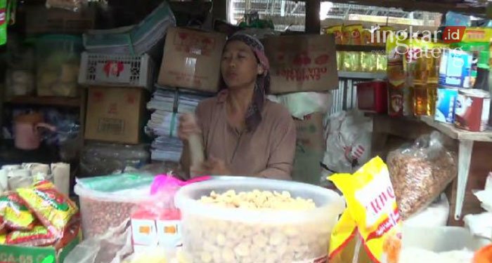 Jelang Ramadan, Harga Komoditas Pangan di Kendal Merangkak Naik 25 MENJUAL: Salah satu pedagang di Pasar Pagi Kaliwungu, Kabupaten Kendal mengeluh kenaikan beberapa komoditas menjelang Ramadan, Selasa (15/3). (Unggul Priambodo/Lingkarjateng.id)