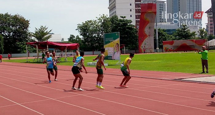 103 Klub Pengurus Atlet Ikuti Kejurnas Jateng 2022, PASI Mengaku Optimis 25 PERLOMBAAN: Sejumlah atlet sedang berlomba pada ajang olahraga lari estafet di Gor Tri Lomba Juang, Kota Semarang, Kamis (3/3). (Adhik Kurniawan/Lingkarjateng.id)