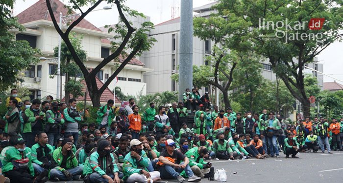 UNJUK RASA: Sejumlah driver ojek online roda dua dan empat menyuarakan tuntutan kepada pemangku kebijakan di depan kantor Gubernur Jawa Tengah, Senin (7/3). (Adhik Kurniawan/Lingkarjateng.id)