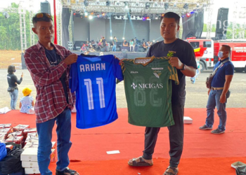 MENUNJUKKAN: Kabid Kesenian Disbudpar Kota Semarang, Ade Bhakti Ariawan (kanan) saat menunjukkan kostum Pratama Arhan di klub barunya Tokyo Verdy. (Adimungkas/Lingkarjateng.id)