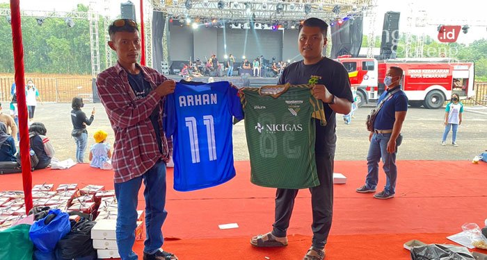 MENUNJUKKAN: Kabid Kesenian Disbudpar Kota Semarang, Ade Bhakti Ariawan (kanan) saat menunjukkan kostum Pratama Arhan di klub barunya Tokyo Verdy. (Adimungkas/Lingkarjateng.id)