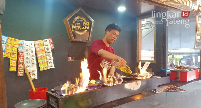 UNIK: Sensasi masakan yang dimasak langsung di atas layah (cobek dari tanah) di bawah kobaran api. (Unggul Priambodo/Lingkarjateng.id)