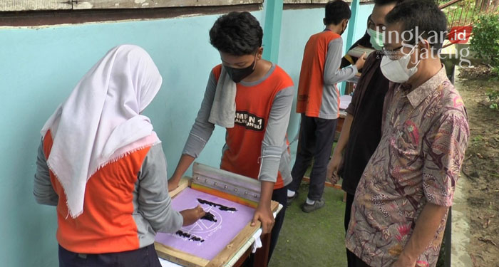 SMPN 1 Kaliwungu Kendal Kampanyekan Perdamaian Dunia Via Sablon Kaos 25 MEMPRAKTIKKAN: Siswa SMPN 1 Kaliwungu saat melakukan uji praktik sablon kaos sekaligus kampanye perdamaian. (Unggul Priambodo/Lingkarjateng.id)