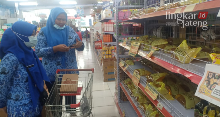 Subsidi Dicabut, Harga Minyak Goreng di Kendal Kembali Melambung 25 MEMBELI: Pembeli sedang meninjau minyak goreng kemasan stok lama di salah satu swalayan di Kabupaten Kendal. (Unggul Priambodo/Lingkarjateng.id)