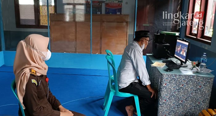 Terdakwa Kasus Pengadaan Tanah Bulog Grobogan Divonis 6 Tahun Penjara 25 SIDANG: Terdakwa Kusdiono, saat mengikuti sidang putusan secara online di Purwodadi, Kabupaten Grobogan, Selasa (22/3). (Muhamad Ansori/Lingkarjateng.id)