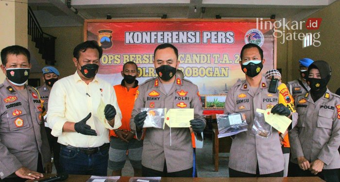 3 Pelaku Penyalahgunaan Narkotika di Grobogan Berhasil Dibekuk 25 GELAR PERKARA: Tiga pelaku penyalahgunaan narkotika saat diamankan di Mapolres Grobogan, Selasa (8/3). (Muhamad Ansori/Lingkarjateng.id)