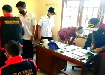 MENGGELEDAH: Tim Kejari Grobogan saat melakukan penggeledahan di Kantor Desa Jatipecaron, Rabu (9/3). (Muhamad Ansori/Lingkarjateng.id)