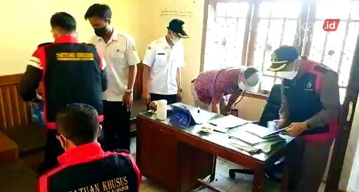 MENGGELEDAH: Tim Kejari Grobogan saat melakukan penggeledahan di Kantor Desa Jatipecaron, Rabu (9/3). (Muhamad Ansori/Lingkarjateng.id)