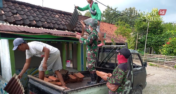 Tingkatkan Keamanan, Pos Kamling Grobogan Diperbaiki 25 MEMPERBAIKI: Anggota TNI dan warga sedang memperbaiki pos kamling di Pandanharum, Senin (21/3). (Muhamad Ansori/Lingkarjateng.id)