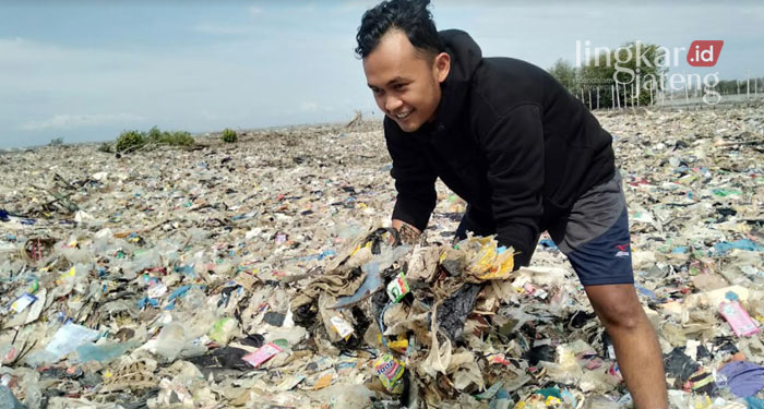 MENUMPUK: Tumpukan sampah di Tambakrejo, Kota Semarang kini menyerupai pulau plastik dengan luas sekira lapangan sepak bola. (Adimungkas/Lingkarjateng.id)