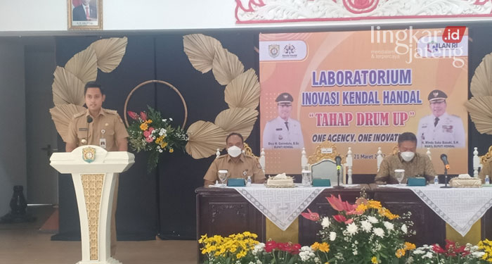 MENYAMPAIKAN: Bupati Kendal, Dico Ganinduto meminta OPD lebih inovatif lagi agar bisa mencapai predikat sangat inovatif kembali. (Unggul Priambodo/Lingkarjateng.id)