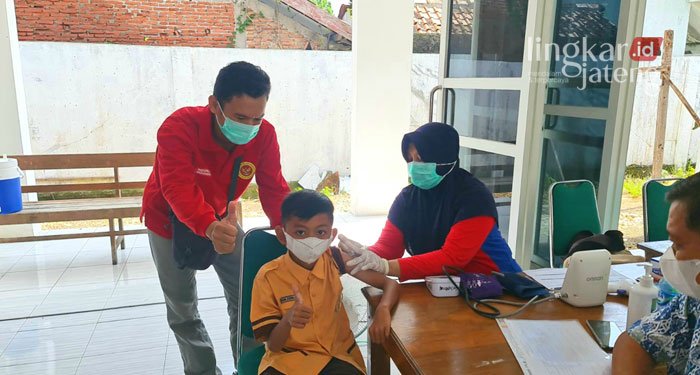 VAKSINASI: Petugas kesehatan bersama BIN Daerah Jateng gelar vaksinasi di Toroh, Kecamatan Grobogan, baru-baru ini. (Muhamad Ansori/Lingkarjateng.id)