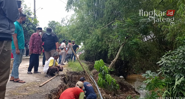 Pemkab Rembang Bakal Bangun Tanggul Sementara di Maguan Kaliori 25 MENINJAU: Wakil Bupati Rembang Mochamad Hanies Cholil Barro' meninjau lokasi longsor di Desa Maguan, Kecamatan Kaliori, Kamis (10/3). (R. Teguh Wibowo/Lingkarjateng.id)