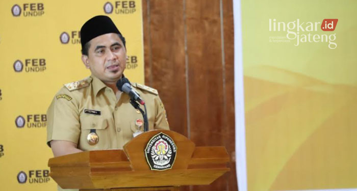 ORASI: Wakil Gubenur Jawa Tengah, Taj Yasin Maimoen berorasi di rapat senat terbuka Dies Natalis ke-62 FEB Universitas Diponegoro (UNDIP) Semarang, Senin (14/3). (Adhik Kurniawan/Lingkarjateng.id)