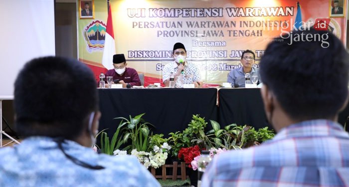 Taj Yasin: Pemerintah Tak Boleh Phobia Wartawan, Tapi Harus Welcome 25 MEMBUKA: Wakil Gubernur Jawa Tengah, Taj Yasin Maimoen saat membuka acara UKW Persatuan Wartawan Indonesia Jateng, Jumat (11/3). (Dok. Pemprov Jateng/Lingkarjateng.id)