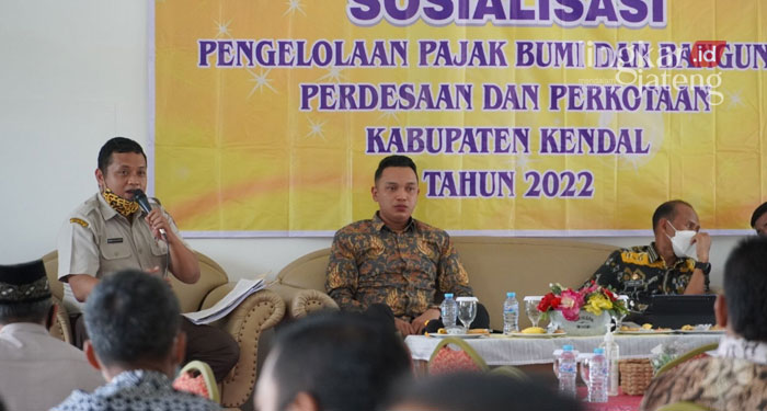 MENYAMPAIKAN: Wakil Ketua Komisi A DPRD Kabupaten Kendal, Bagus Bimo Alit (tengah) meminta kenaikan PBB dalam batasan wajar. (Unggul Priambodo/Lingkarjateng.id)