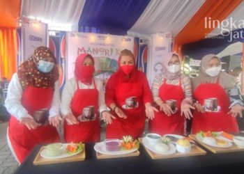 MEMASAK: Wakil Wali Kota Semarang, Hevearita Gunaryanti Rahayu memberikan tutorial memasak menu makanan untuk mencegah stunting di halaman Gedung DPRD. (Dok. Pemkot Semarang/Lingkarjateng.id)