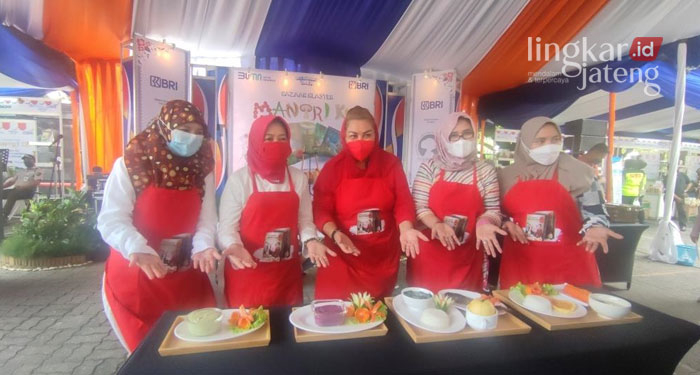 MEMASAK: Wakil Wali Kota Semarang, Hevearita Gunaryanti Rahayu memberikan tutorial memasak menu makanan untuk mencegah stunting di halaman Gedung DPRD. (Dok. Pemkot Semarang/Lingkarjateng.id)