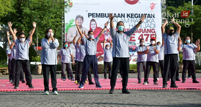 MERAYAKAN: Wali Kota Semarang, Hendrar Prihadi saat apel pembukaan rangkaian kegiatan peringatan Hari Jadi Kota Semarang ke-475 tahun di halaman Balaikota Semarang. (Adimungkas/Lingkarjateng.id)