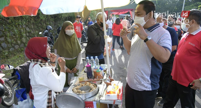 MENINJAU: Wali Kota Semarang, Hendrar Prihadi saat berkunjung ke acara UMKM di Sirkuit Mijen Semarang untuk mendukung pembangunan Semarang.