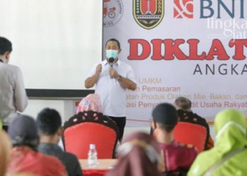 DIKLAT: Wali Kota Semarang, Hendrar Prihadi saat memberikan pengarahan terkait diklat bagi para pedagang Asosiasi Pedagang Mie dan Bakso (Apmiso). (Adimungkas/Lingkarjateng.id)