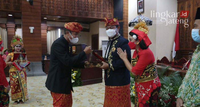 MERAYAKAN: Wali Kota Semarang, Hendrar Prihadi saat menghadiri kegiatan Dharma Santi Hari Raya Nyepi tahun Saka 1944 di Balaikota Semarang. (Adimungkas/Lingkarjateng.id)