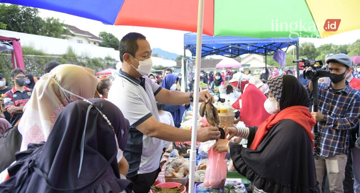 Hendrar Prihadi Maksimalkan Sirkuit Mijen Semarang Jadi Pasar Pagi 25 MENYEMARAKKAN: Wali Kota Semarang, Hendrar Prihadi saat menghadiri kegiatan Pasar Minggu di Sirkuit Mijen Kota Semarang.