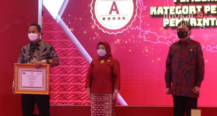 SIMBOLIS: Wali Kota Semarang, Hendrar Prihadi saat menghadiri penyerahan penghargaan pelayanan publik di Inter Continental Jakarta Pondok Indah. (Adimungkas/Lingkarjateng.id)