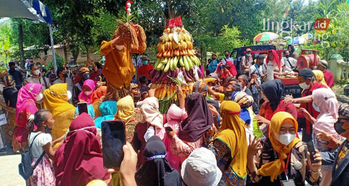 MERIAH: Warga Desa Kartikajaya, Kecamatan Patebon, Kendal berebut gunungan dalam rangka Hari Jadi ke-50 Desa Kartikajaya. (Unggul Priambodo/Lingkarjateng.id)