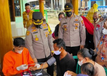 MENINJAU: AKBP Yuniar Ariefianto meninjau vaksinasi di Kelurahan Karangsari, Kendal. (Unggul Priambodo/Lingkarjateng.id)
