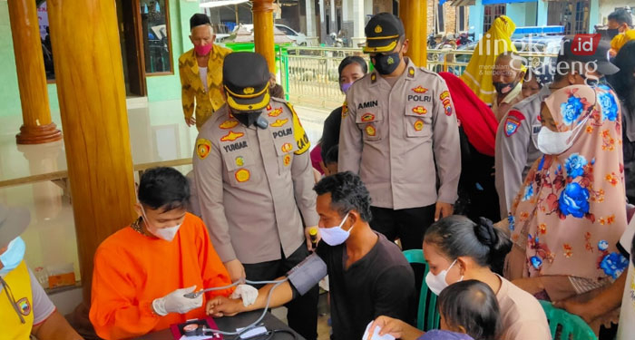 MENINJAU: AKBP Yuniar Ariefianto meninjau vaksinasi di Kelurahan Karangsari, Kendal. (Unggul Priambodo/Lingkarjateng.id)