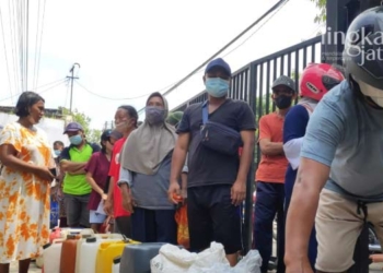 Warga Lasem Rembang Serbu Toko Agen Minyak Goreng