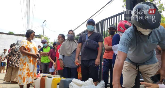 Warga Lasem Rembang Serbu Toko Agen Minyak Goreng