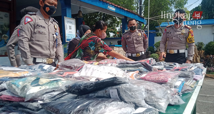 MEMILIH HADIAH: Warga memilih hadiah bersama Kasatlantas AKP Edi Sukamto usai vaksin. (Lilik Yuliantoro/Lingkarjateng.id)