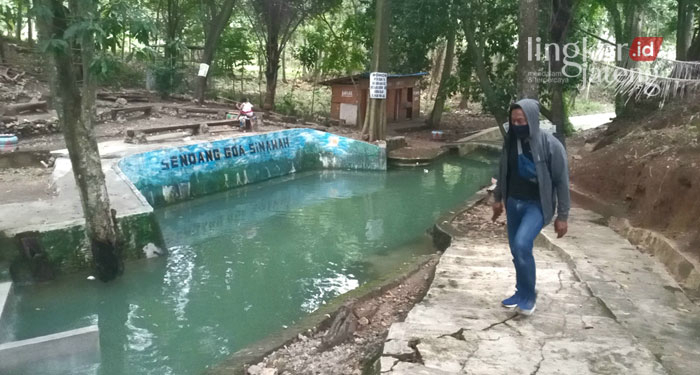 MENIKMATI: Warga sedang berkunjung ke Goa Sendang Sinawah, Kabupaten Grobogan pada Senin (14/3). (Muhamad Ansori/Lingkarjateng.id)