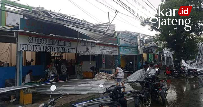 Angin Kencang Porak-porandakan Sejumlah Lokasi di Jakenan Pati 25 Angin Kencang Porak-porandakan Sejumlah Lokasi di Jakenan Pati