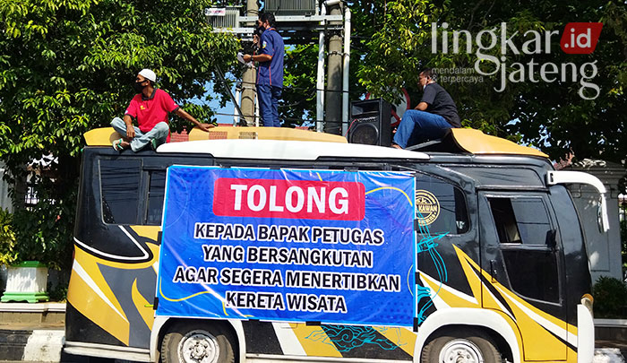 Puluhan Sopir Angkutan Demo, Tuntut Penertiban Kereta Wisata di Pati 25 Puluhan Sopir Angkutan Demo, Tuntut Penertiban Kereta Wisata di Pati