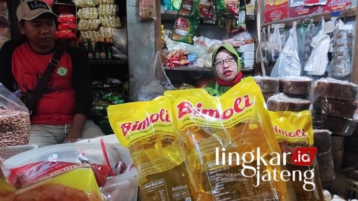 Pedagang di Rembang Terpaksa Kulak Minyak Goreng Bundling 25 Pedagang Minyak Goreng