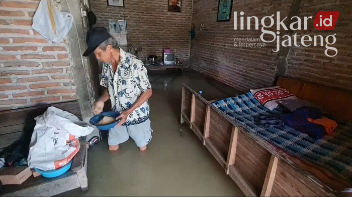 Usai Assessment, PMI Pati Berikan Bantuan kepada Korban Banjir di Ketitang Wetan 25 PMI Pati Berikan Bantuan kepada Korban Banjir di Ketitang Wetan