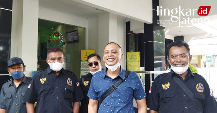 MELAPOR: Ketut Norman Sasono, Ketua Laskar Penjawi Nusantara menjelaskan ke awak media usai menyerahkan laporan ke Kejari, Selasa (29/3). (Aziz Afifi/Lingkarjateng.id)