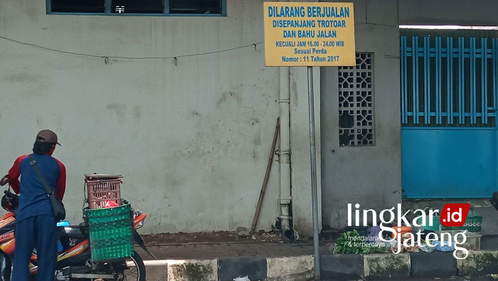 pedagang liar kudus nekat jualan