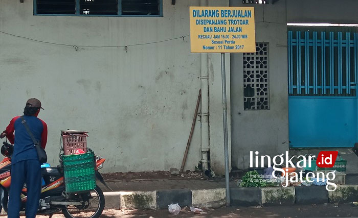 Nekat, Pedagang Liar di Kudus Tetap Berdagang di Kawasan Terlarang 25 pedagang liar kudus