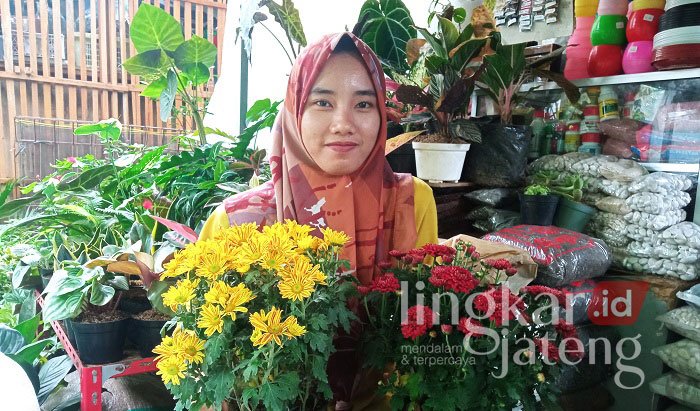 Lisa Kenida, pemilik Toko Bunga Mahkota di Kompleks Gor Wergu Wetan Kudus. (Falaasifah/Lingkarjateng.id)