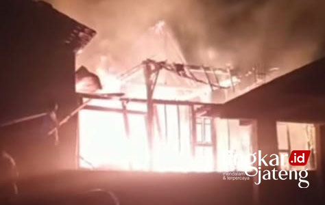 rumah-di-tambakromo-pati-ludes-terbakar