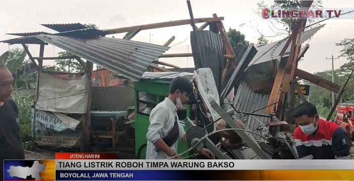 Tiang Listrik Roboh Menimpa Warung Bakso di Boyolali