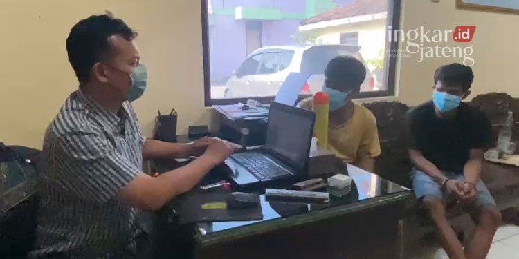 MEMBEKUK: Polsek Grobogan saat membekuk kedua tersangka pencuri tiang jaringan Iforte Indosat, baru-baru ini. (Muhamad Ansori/Lingkarjateng.id)