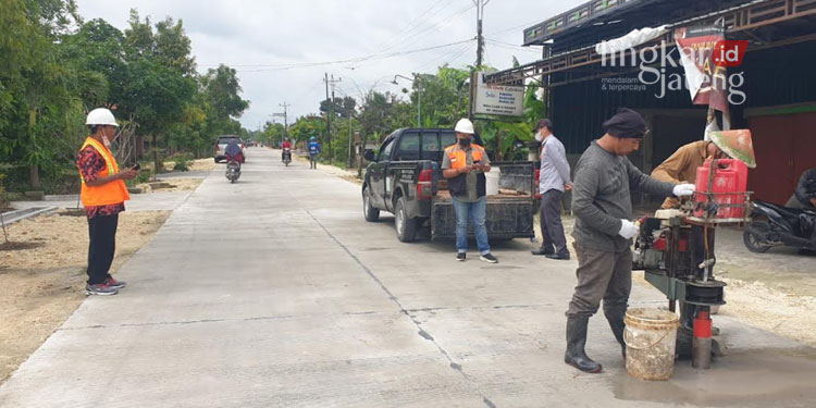 2022, Pemkab Grobogan Konsisten Perbaiki Infrastruktur 25 MENINJAU: Petugas meninjau lokasi perbaikan Jalan Tuko Mlowo, Kabupaten Grobogan, baru-baru ini. (Muhamad Ansori/Lingkarjateng.id)