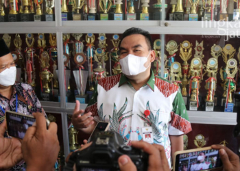 MENYAMPAIKAN: Bupati Blora, Arief Rohman, saat dimintai tanggapan terkait kerusakan Jalan Provinsi Ruas Mranggen-Purwodadi-Blora oleh awak media, Kamis (31/3). (Istimewa/Lingkarjateng.id)