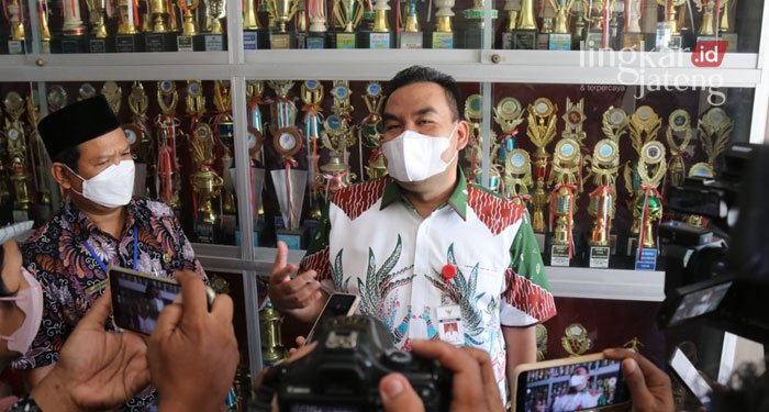 MENYAMPAIKAN: Bupati Blora, Arief Rohman, saat dimintai tanggapan terkait kerusakan Jalan Provinsi Ruas Mranggen-Purwodadi-Blora oleh awak media, Kamis (31/3). (Istimewa/Lingkarjateng.id)